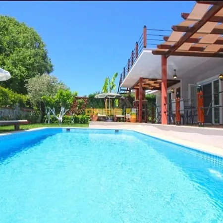Villa Oasis Sitesi 3+1 Havuzlu