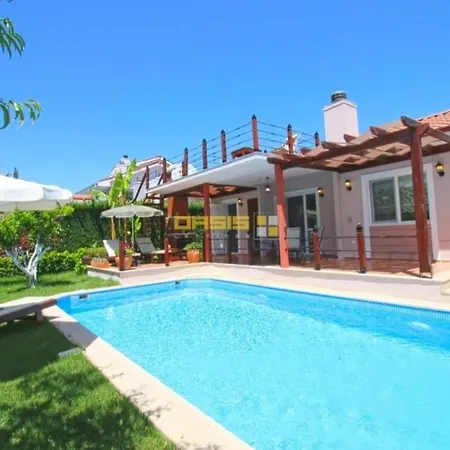 Oasis Sitesi 3+1 Havuzlu Villa